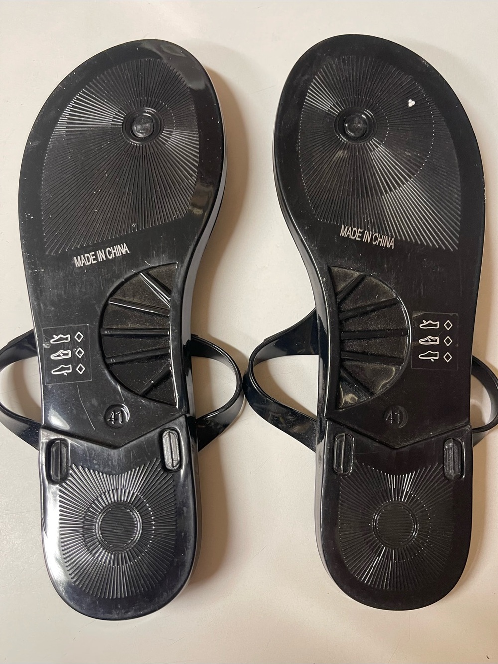Kurt Geiger Black Patent Jelly Thong Sandals with Gold Lock Accent size 10 - Picture 5 of 6